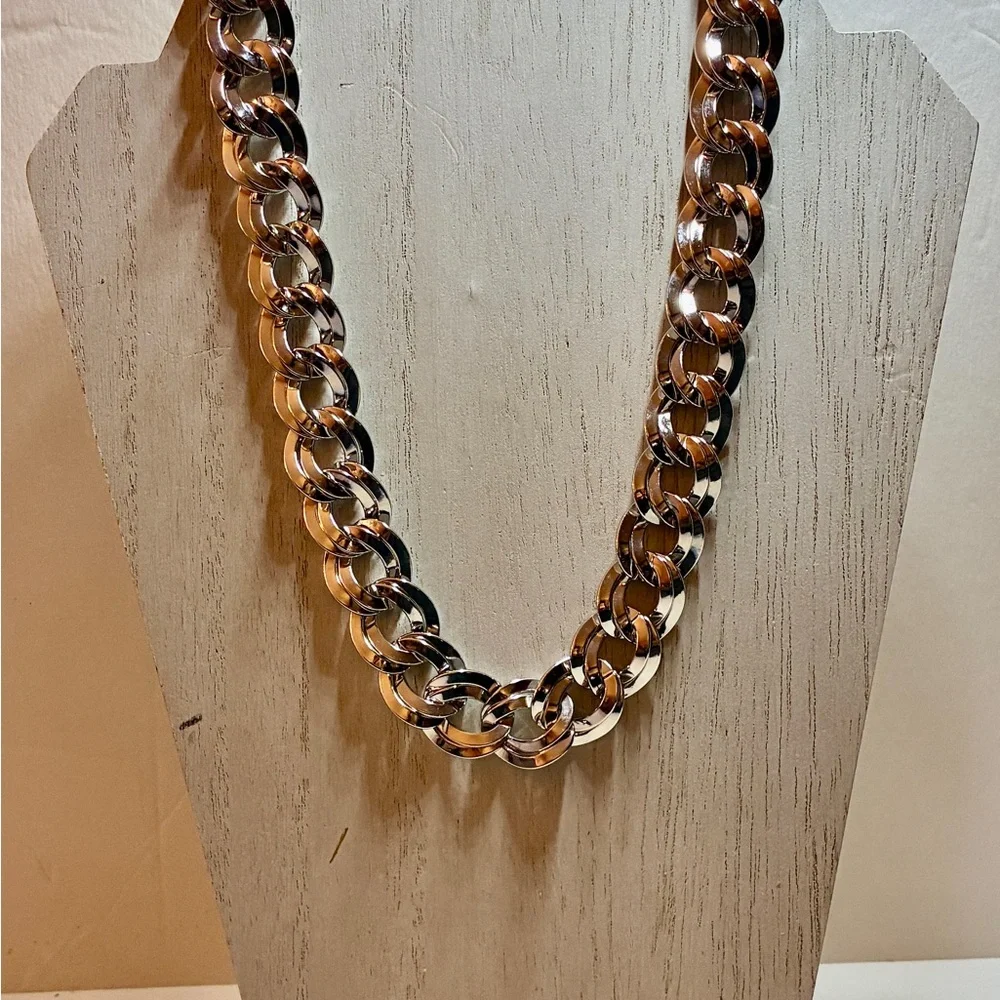 Vintage Signed “MONET” Heavy Chain-linked Necklace in a Silver Tone Setting - Picture 7 of 12